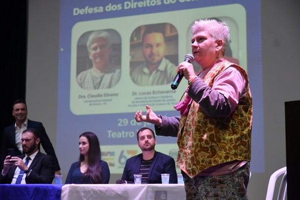 Claudia Silvano encanta acadêmicos em aula magna realizada em Umuarama